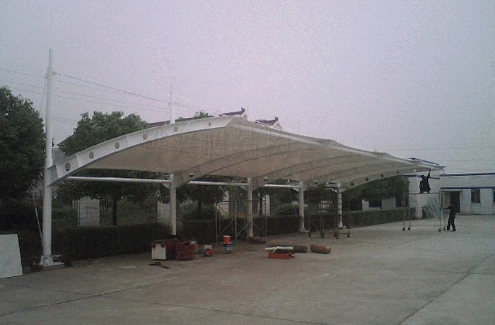 定制高抗風(fēng)膜結(jié)構(gòu)車(chē)棚-燁興膜結(jié)構(gòu) 定制高抗風(fēng)膜結(jié)構(gòu)車(chē)棚.jpg